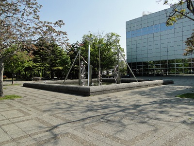 札幌市青少年科学館前庭の池に設置