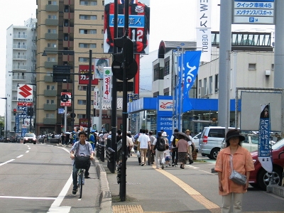 福住駅から札幌ドームに向かう観客